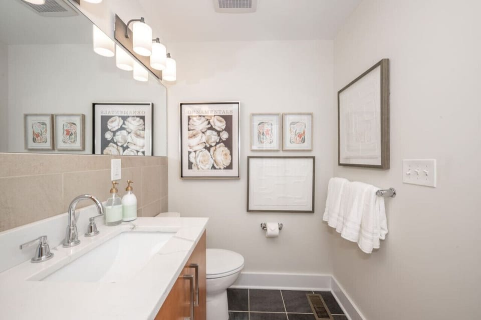 2nd Floor Full Bathroom