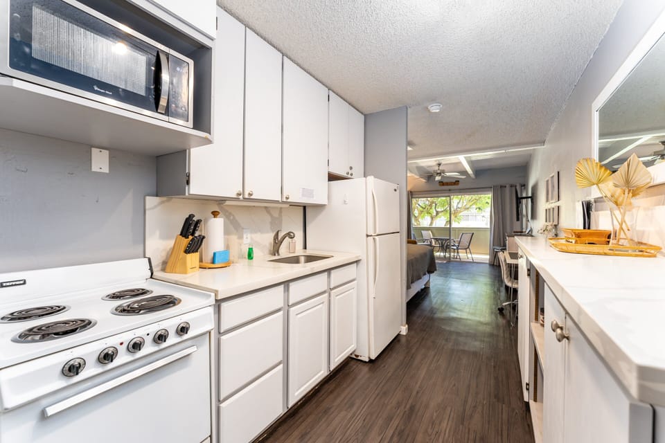Full Kitchen with Stove, oven, microwave, fridge