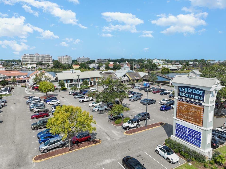 Numerous restaurants, bars and shops located at Barefoot Landing.