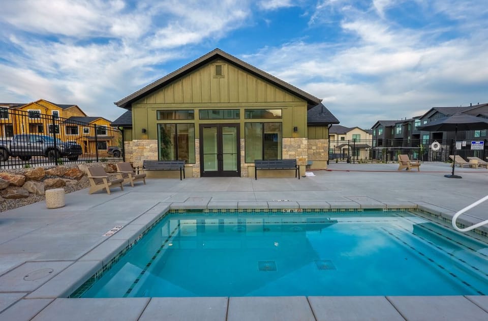 Outdoor hot tube with changing room 