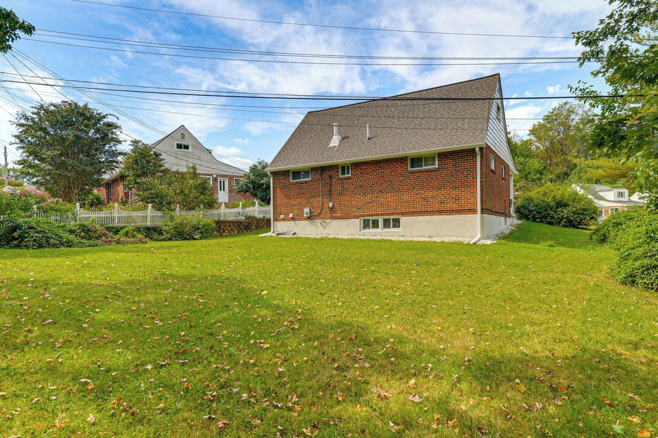 Backyard | 3-Story House | Self Check-In | 7 Mi to M&T Bank Stadium