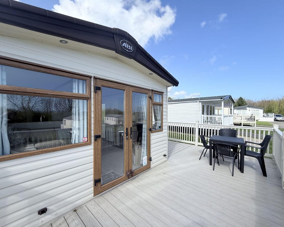 Open the patio doors at this caravan and let the outside in, the lounge will be filled with sun as you relax and kick back.