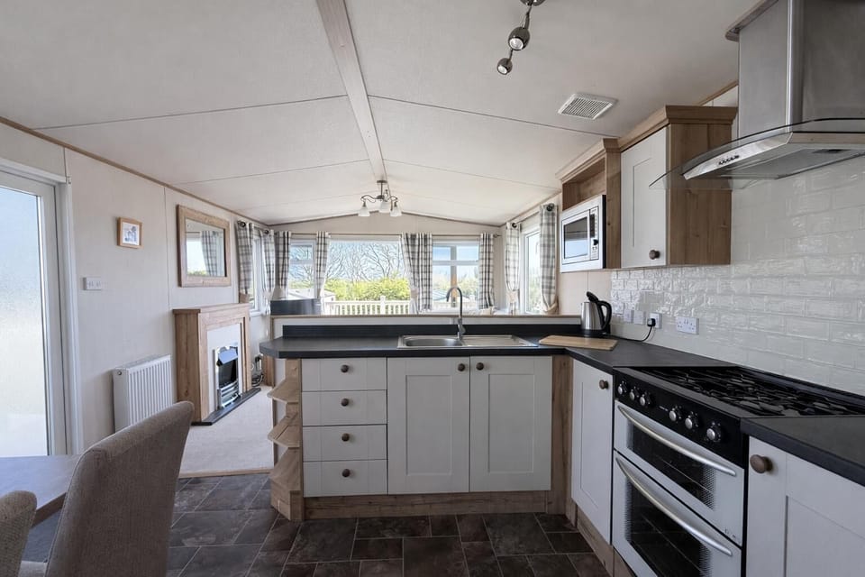 The kitchen in this caravan has everything you need to prepare a meal. With cooking and dining equipment on hand you will soon be preparing their favourites.