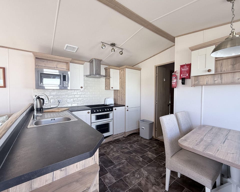 The kitchen and dining area is the perfect place for a family meal. The table seats 4 people comfortably. Gather round it together and enjoy a freshly cooked meal.