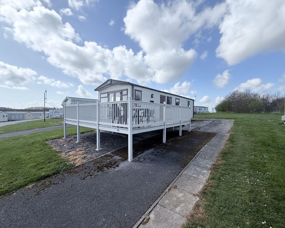 This caravan in Tunstall with its outside decking is the perfect place to relax and unwind in the Yorkshire sunshine. It also has its own parking meaning you can unpack easily and get your stuff in quickly.