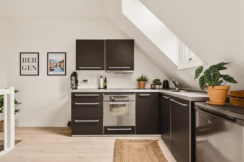 Fullt innredet kjøkken, perfekt for å slenge sammen noe raskt eller briljere med en middag fra bunnen av.