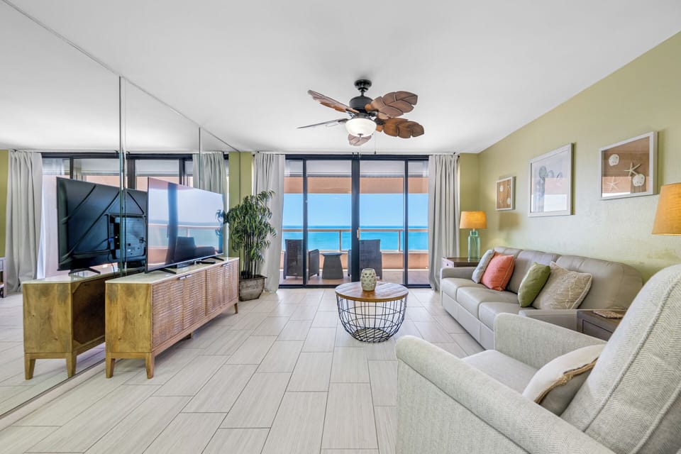 Living area with spectacular view!