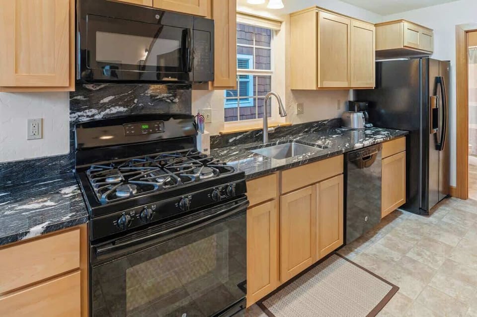 Fully equipped kitchen with gorgeous marble countertops