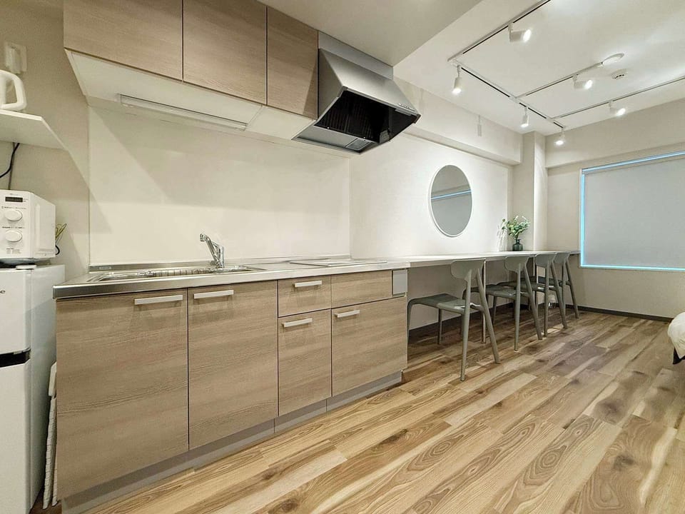 The kitchenette & basic kitchen appliances