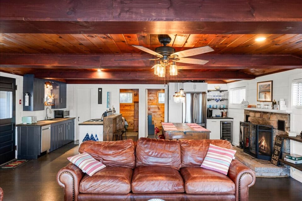 Spacious living area (2nd floor)