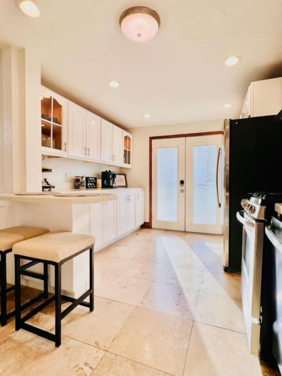 Modern full kitchen, equipped with top-of-the-line appliances and sleek finishes for a stylish cooking experience.