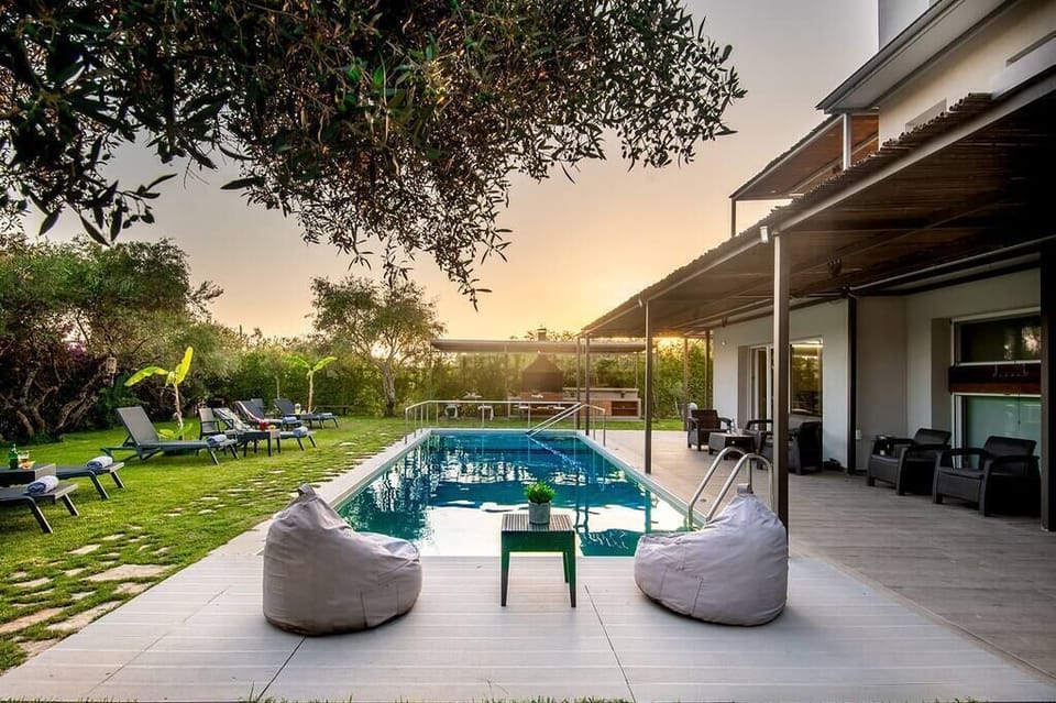 pool area 