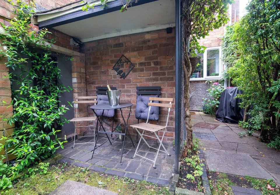 Terrace House on Canal, Worcester - Host & Stay