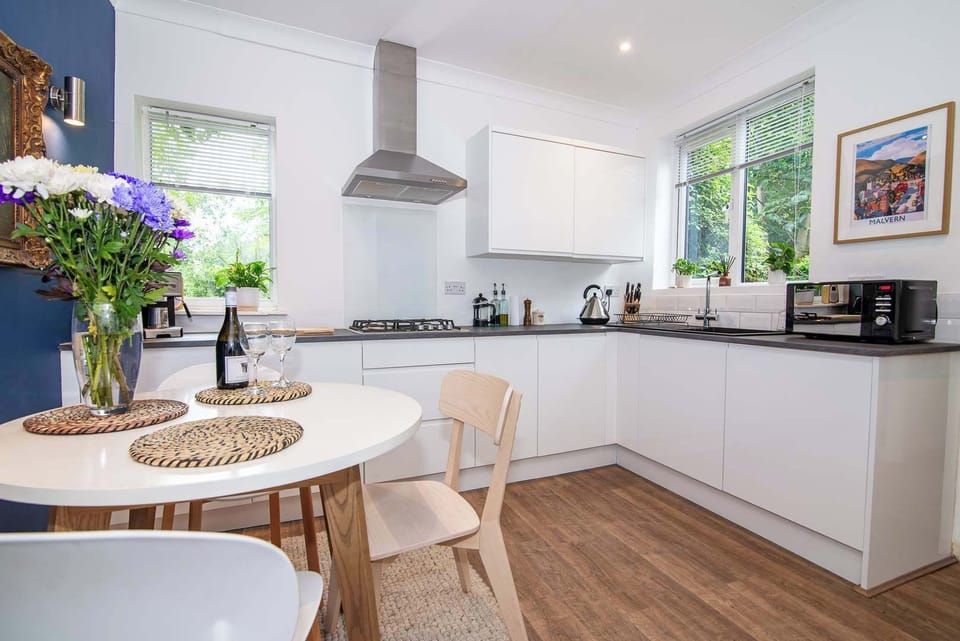 Terrace House on Canal, Worcester - Host & Stay