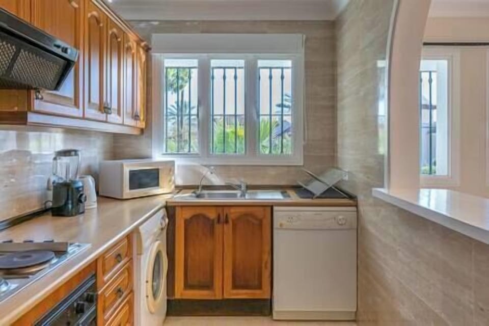 Bright, fully equipped American-style kitchen, perfect for a wonderful stay and includes a washer. (4)