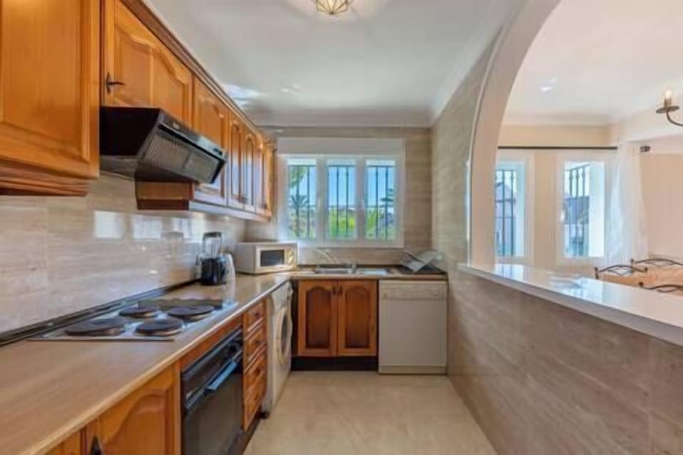 Bright, fully equipped American-style kitchen, perfect for a wonderful stay and includes a washer. (1)