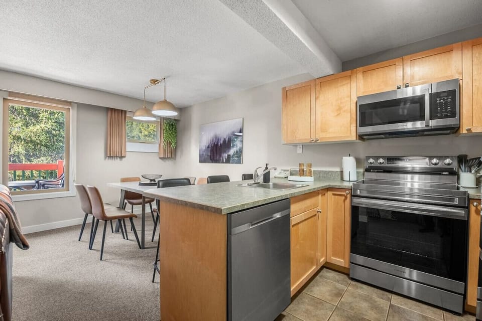 Full kitchen complete with a FlexBrew coffee maker (drip & K-pod enabled.)