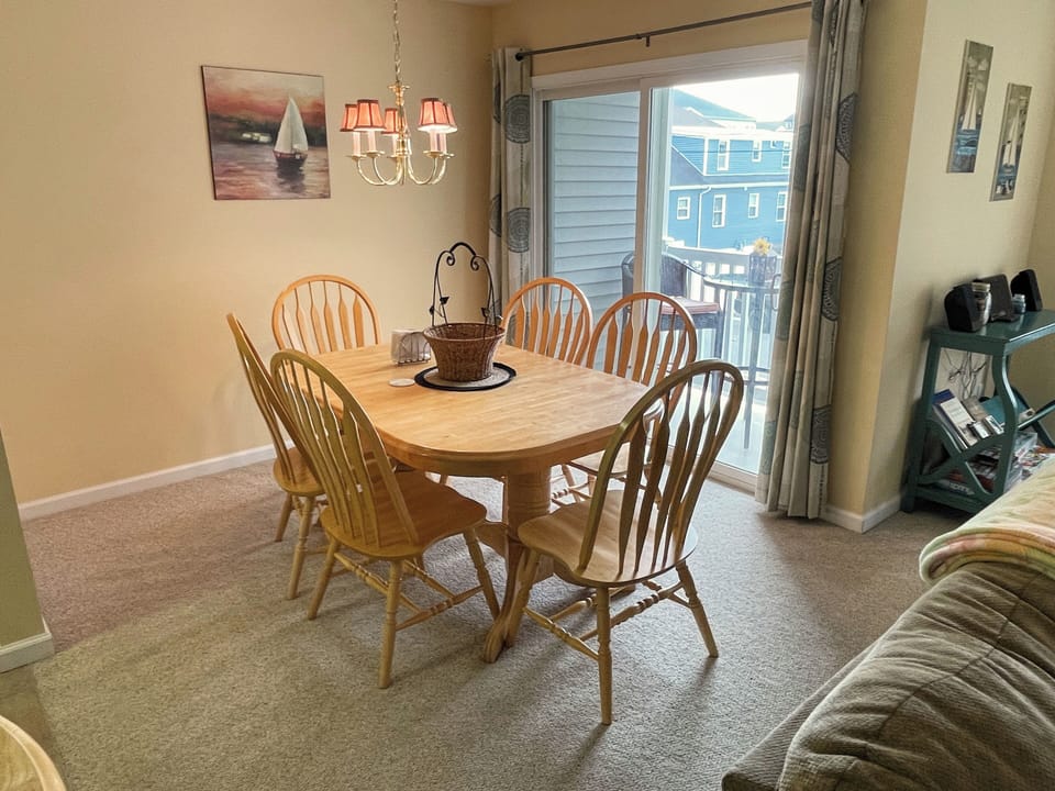 Dining room, seats 6 guests