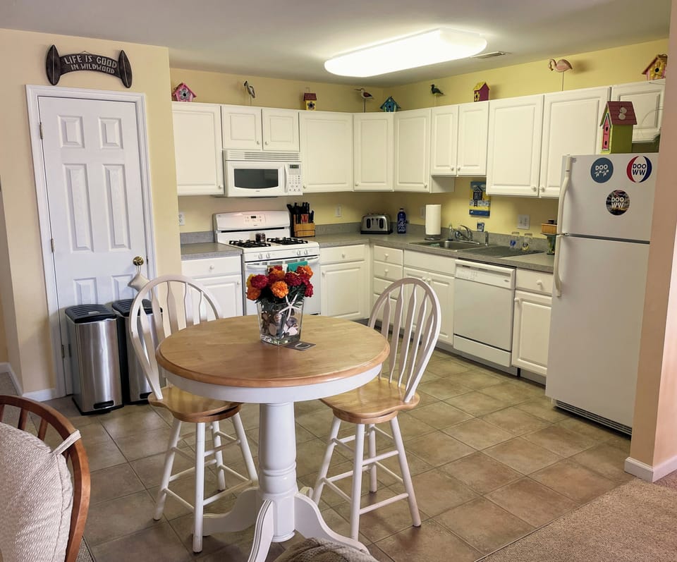 Full kitchen with 2 additional seats 