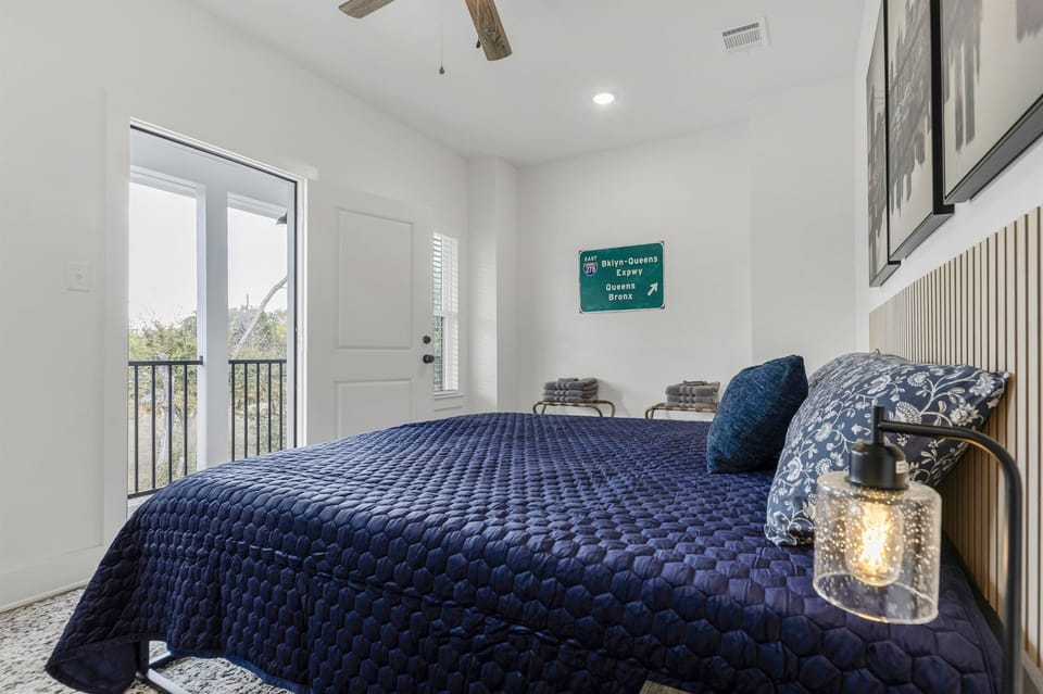 Upstairs 4th bedroom - King Bed