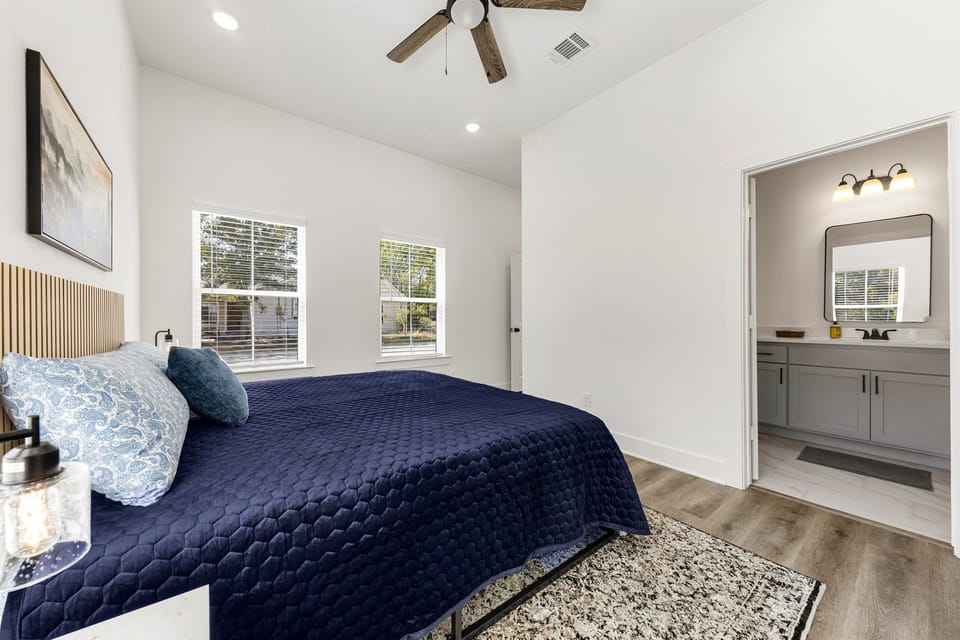 Downstairs bedroom - King Bed and ensuite