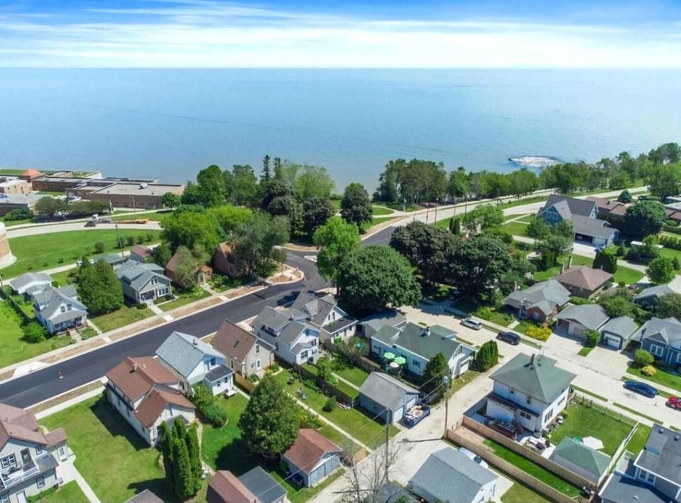 The Lake Michigan shoreline is 0.2 miles away (a 4 minute walk)