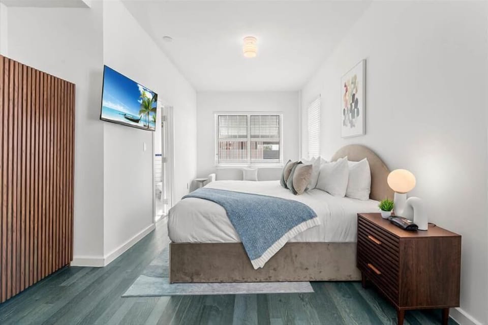 Miami Studio King + Sleeper Bedroom
