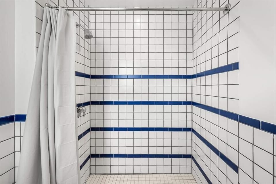 Miami Junior Queen Studio Bathroom