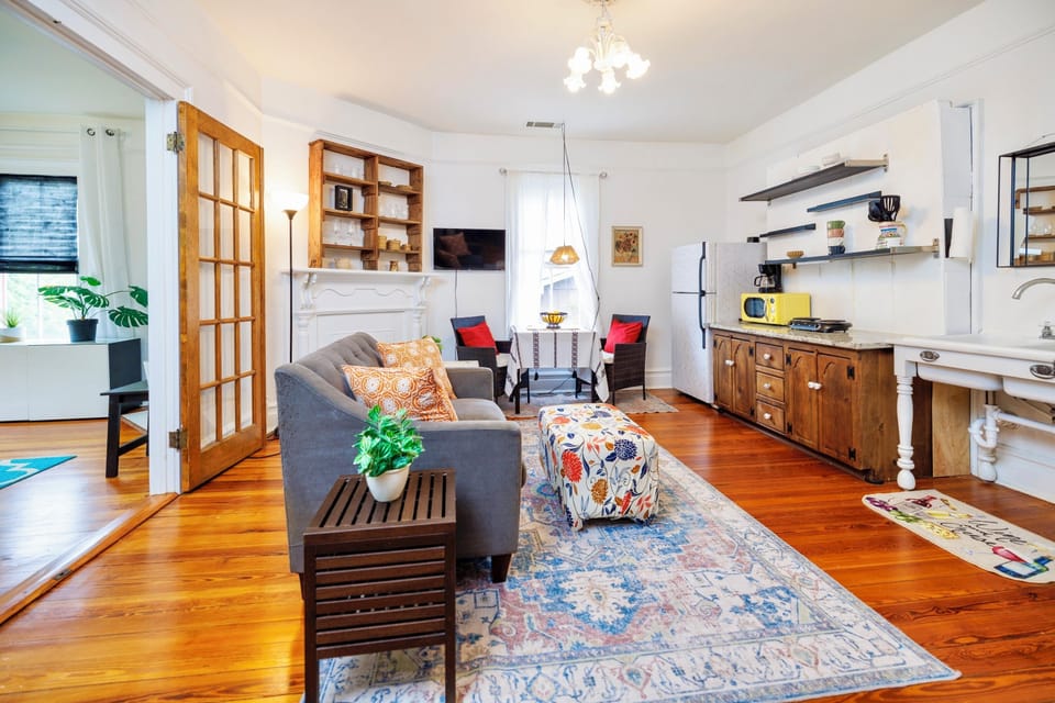 Spacious living area with Kitchenette and Dining Space