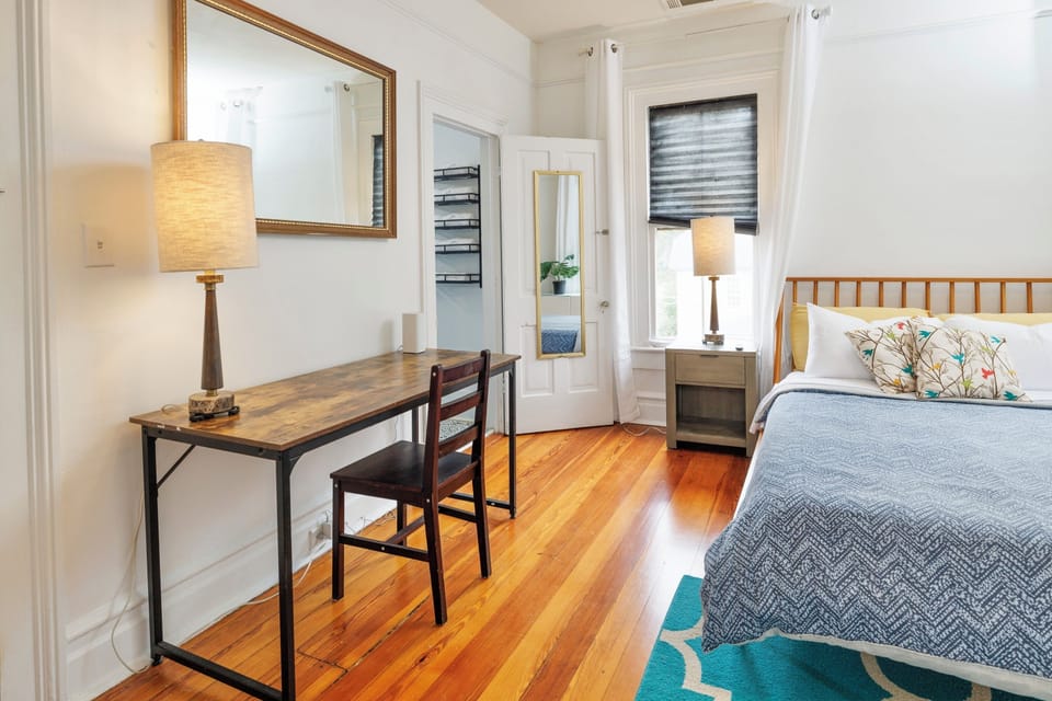 Large desk with Wi-Fi & Ethernet Connection for Remote Workers