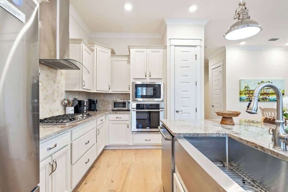 Large gourmet kitchen, perfect for cooking with family!