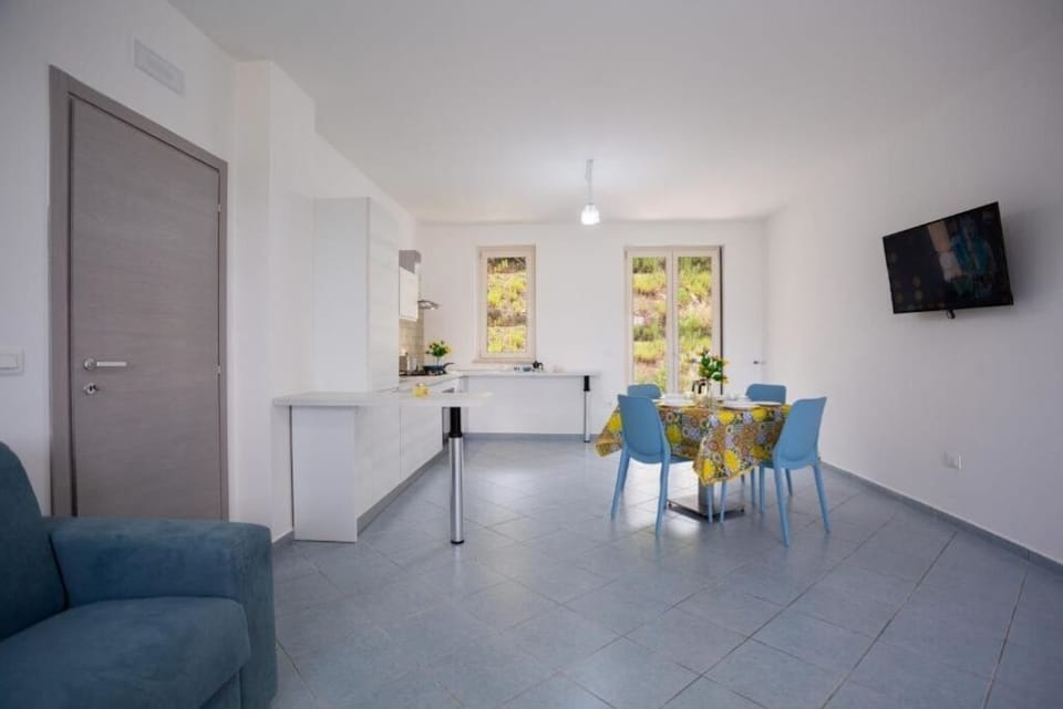 living e cucina adiacente per la convivialità