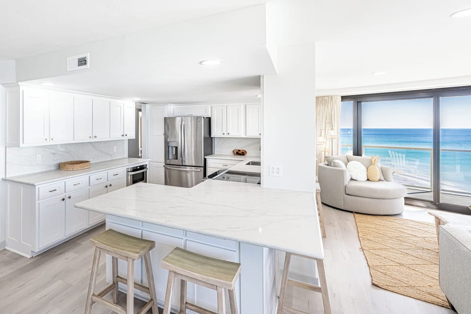 Large Kitchen & Breakfast Bar