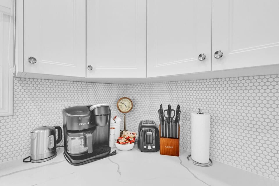 Modern kitchen amenities, perfect for a comfortable stay.
