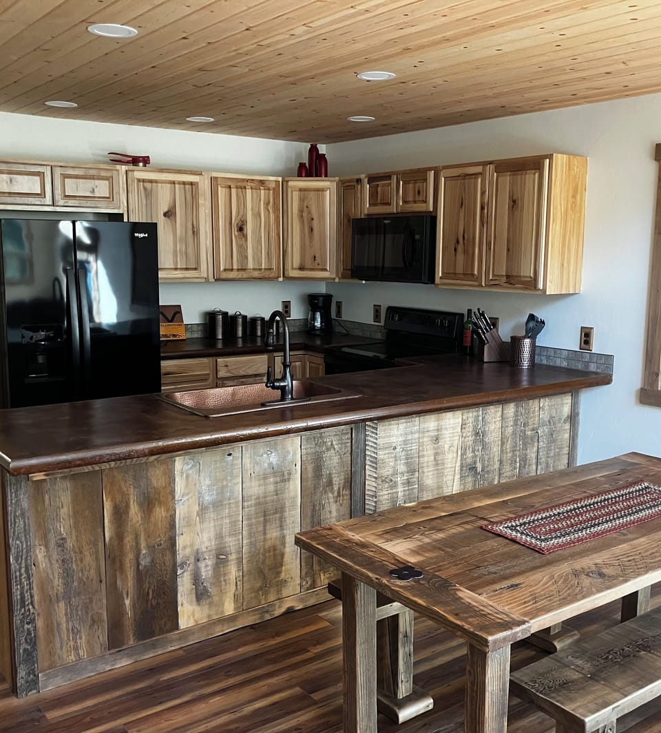 Full kitchen with table for 6
