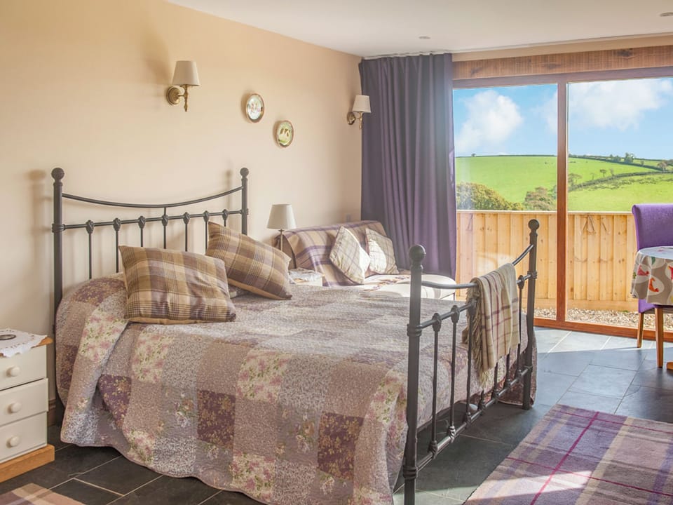 Double bedroom | The Retreat - Frankaborough Farm Cottages, Lifton