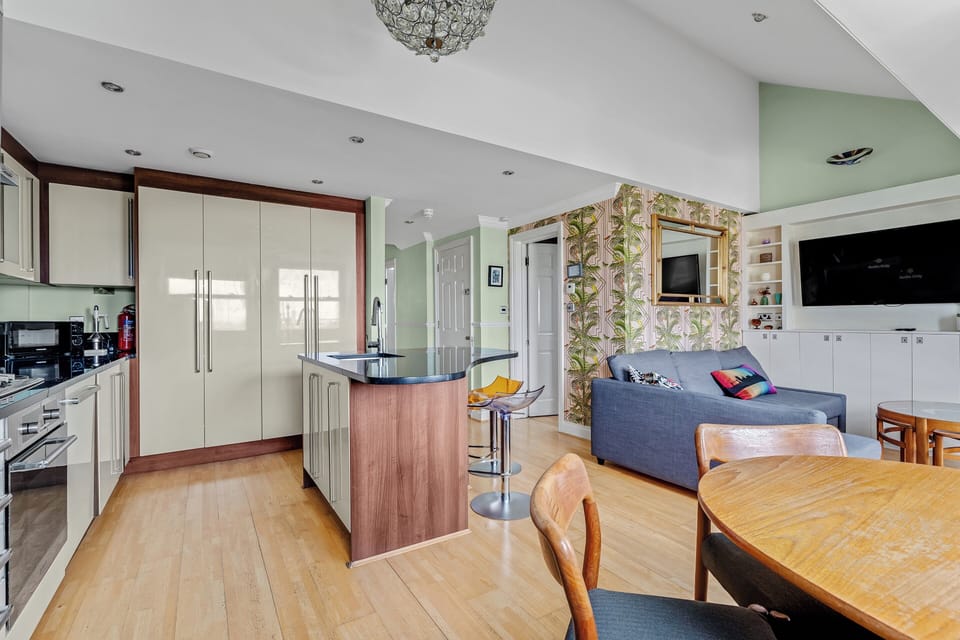  Open plan living/kitchen /dining area full of natural light 