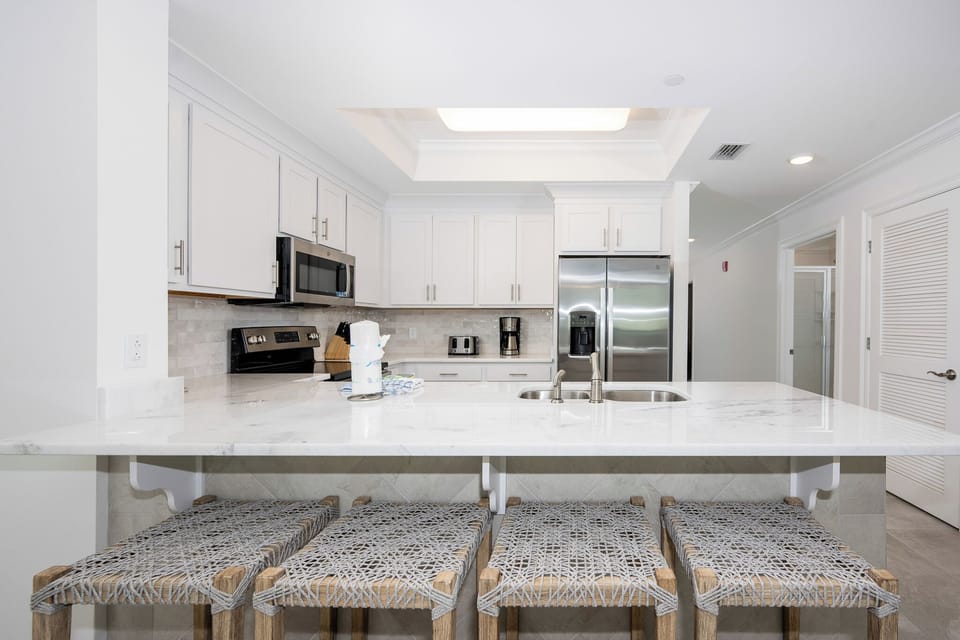 Wake up with morning coffee at the breakfast bar and get ready for a beach day in this stylish space