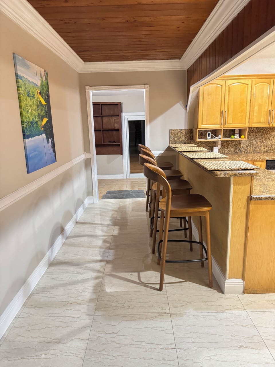 4 Bar Stools for an intimate breakfast 