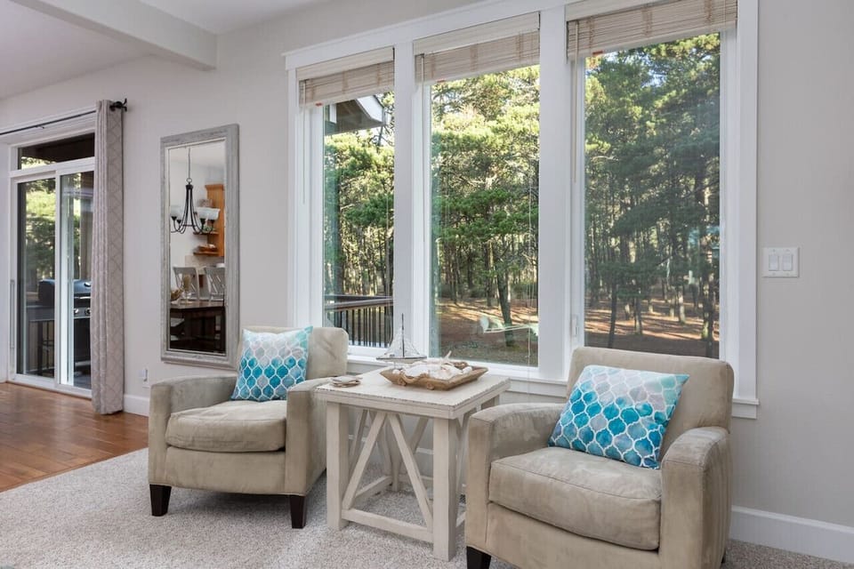 Living Room (East side)