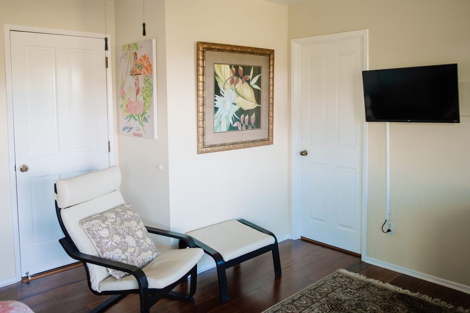 Screen, Building, Furniture, Indoors, Living Room