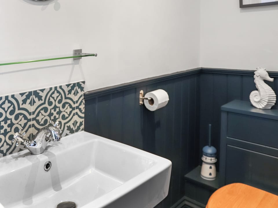 Bathroom | The White Anchor - White Cottages, Newborough 