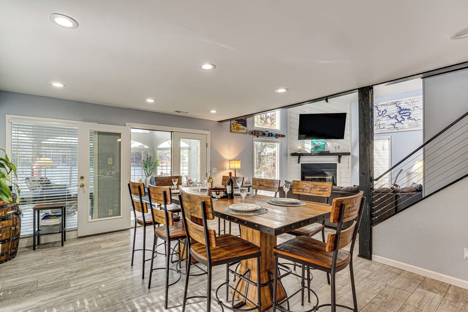 Dining Area | Dishware/Flatware Provided | Main Level