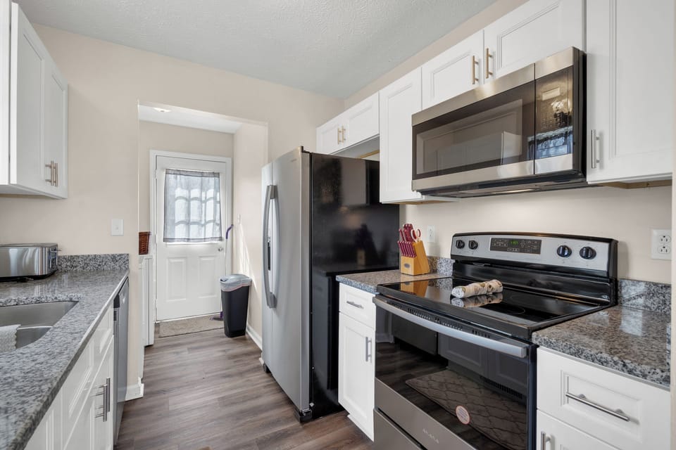 We offer solutions for everyone. We have mid term, short term and even long term rates available. Don't sacrifice amenities to save a buck or two. Book with us and get the best of both worlds. Find out why we've been highly rated by work groups.