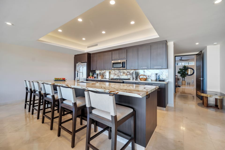 Full kitchen, quartzite counter tops