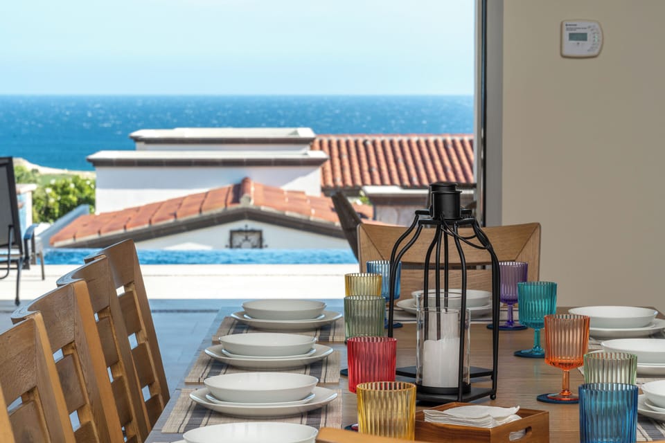 Enjoy your meals while looking at the ocean