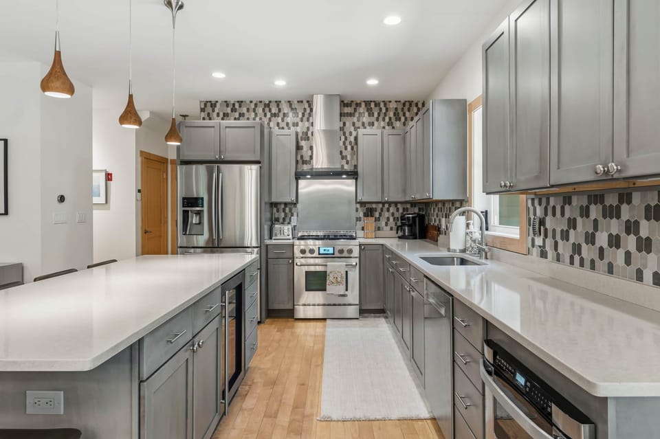 Oversized island & high-end appliances