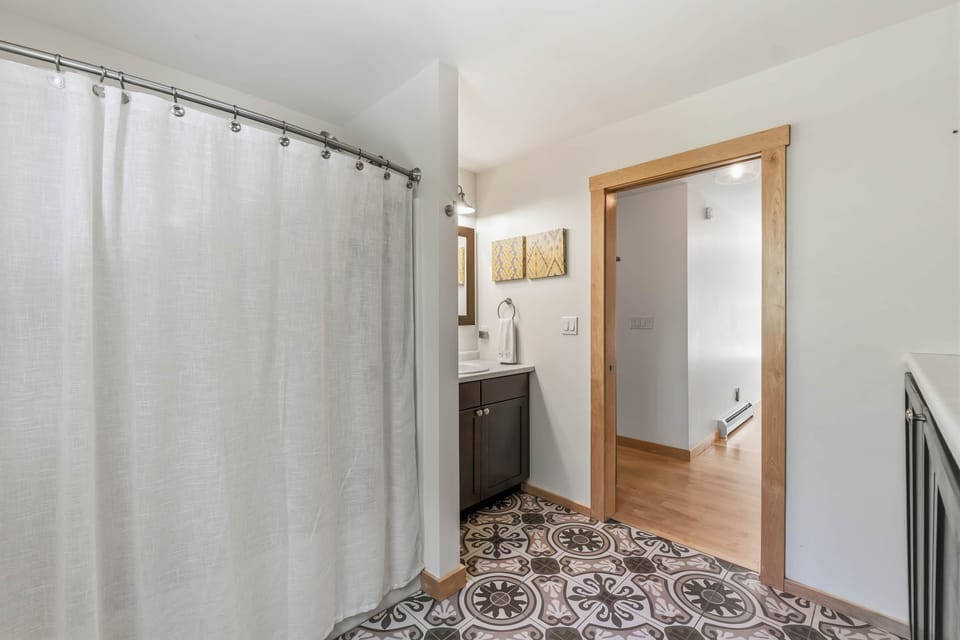 Features bathtub and laundry