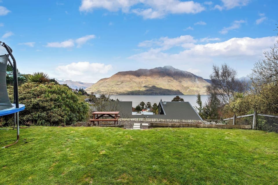Garden Retreat: Stunning views of Lake Wakatipu and mountains await your relaxation and adventure!