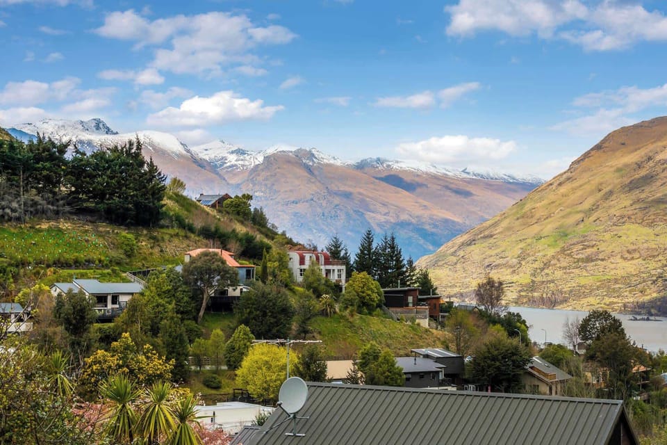 Scenic View: Breathtaking mountain vistas and lush greenery await your adventure in Queenstown!